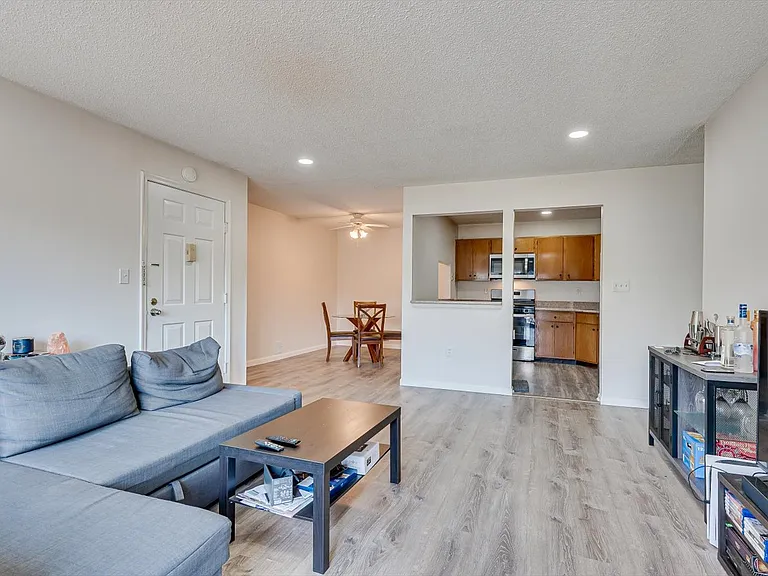 409 Lancaster Ct — Photo 10