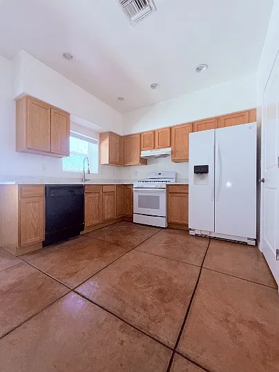 3 bed, 1200 sqft, $1,700 — Photo 2