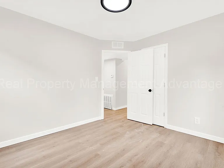 1513 E Meyers Ave — Photo 16