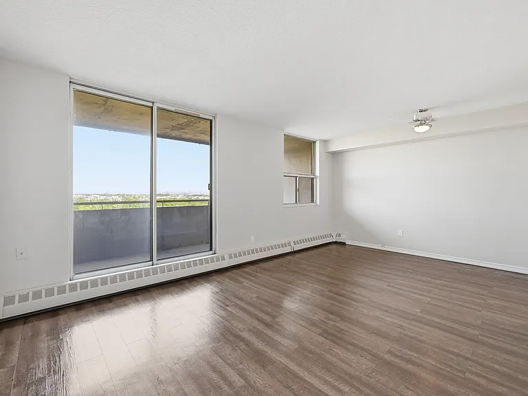 2772 Barton St E — Photo 19