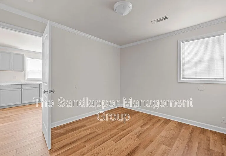 2214 Van Buren Ave #B — Photo 8