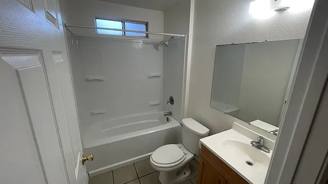 2557 Diamond St — Photo 9