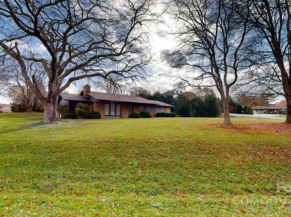 12 Moland Dr, Etowah, NC 28729