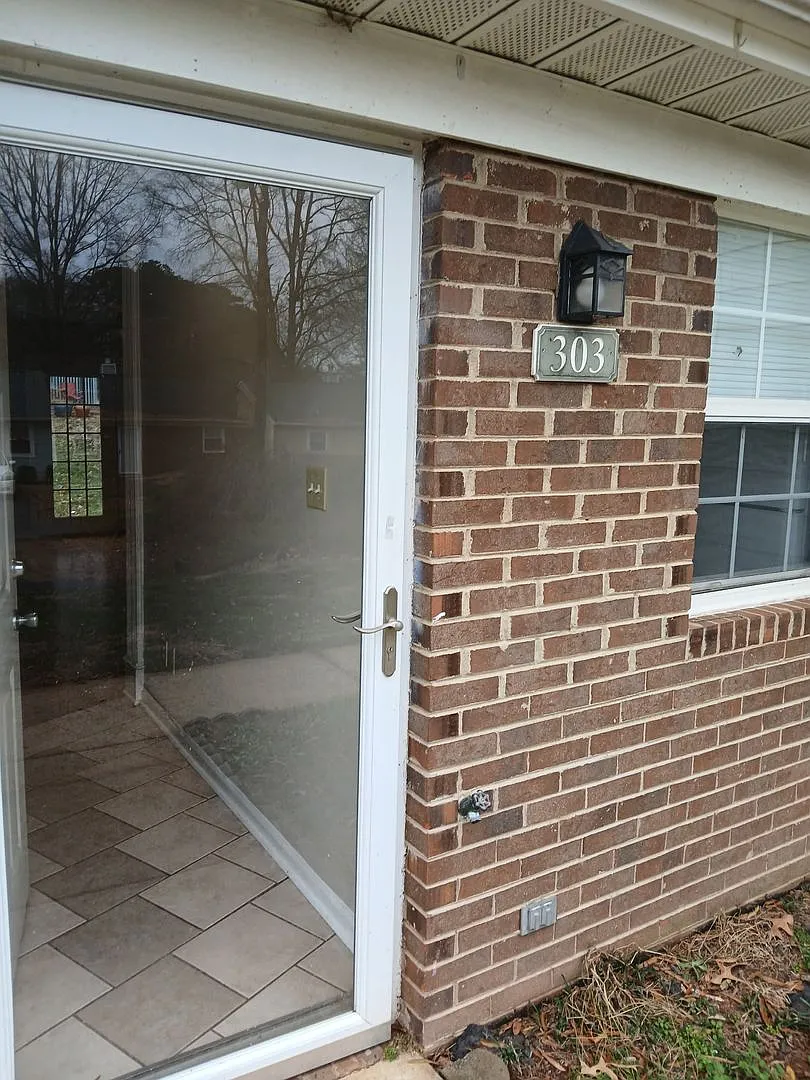 Walk In Shower! Single Level, 2 Br, 2 Full Bath Townhome $1350/Mo. Garner, Nc ! — Photo 3