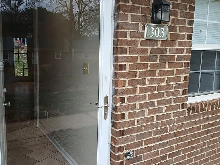 303 Kentucky Dr — Photo 3
