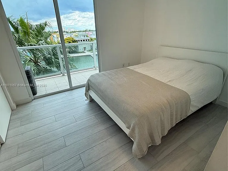 5900 Collins Ave #705 — Photo 17