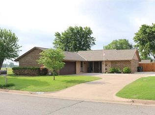 2701 Oak Ridge Rd, Enid, OK 73703
