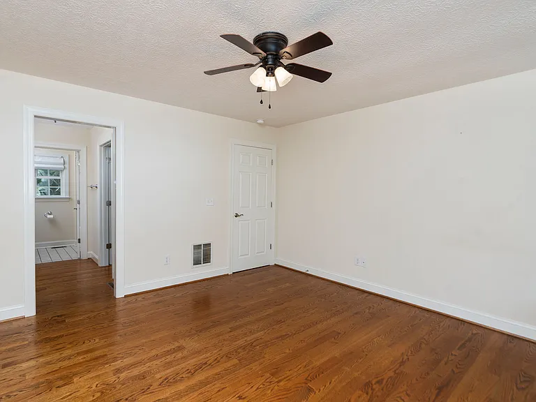 205 College Cir — Photo 9