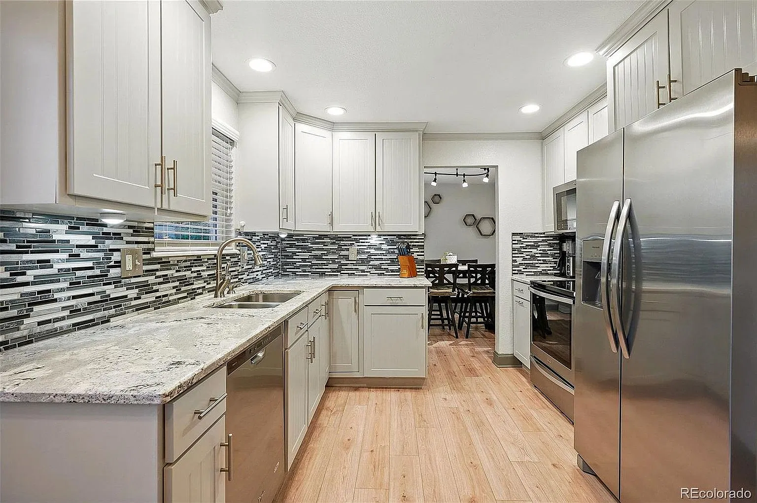 3 bed, 2258 sqft, $3,275 — Photo 4
