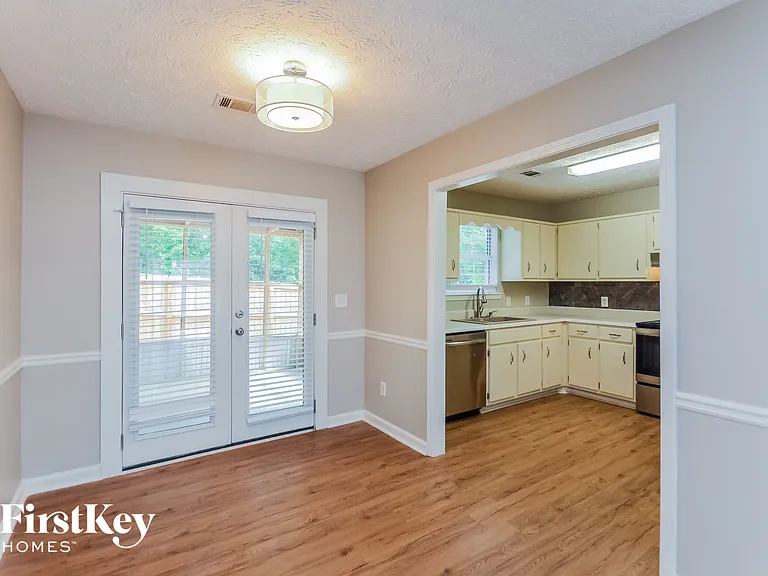 220 Lakefront Dr — Photo 4