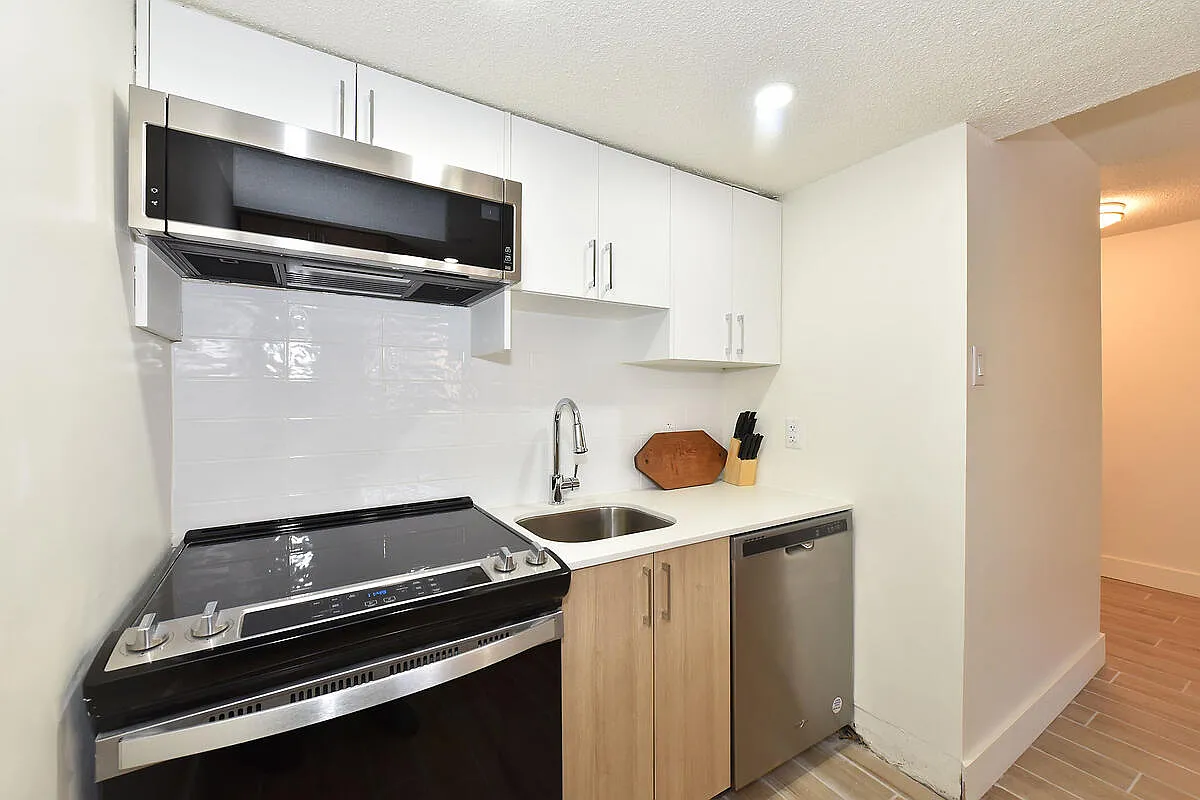 160 Dowling Ave — Photo 2