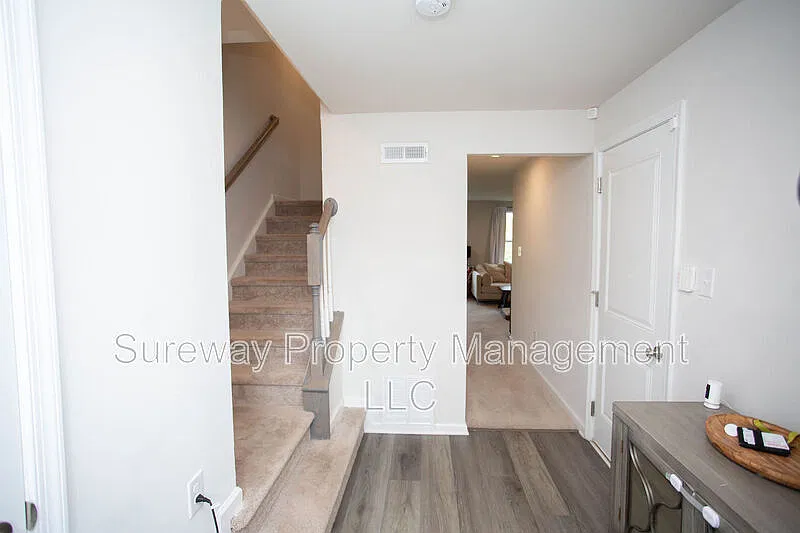 3 bed, 2.5 bath, 1938 sqft, $3,100 — Photo 2