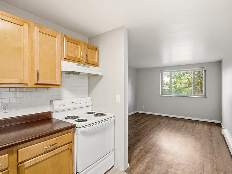 21 Logan — Photo 37