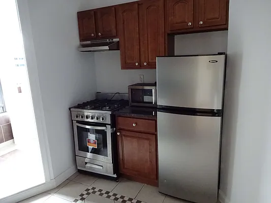 Rented by Salon Realty Corp | media 17