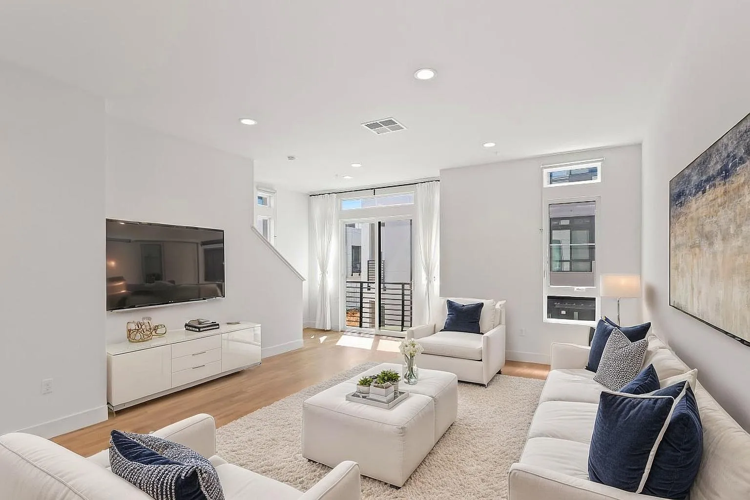 3 bed, 3.5 bath, 2276 sqft, $5,988 — Photo 2