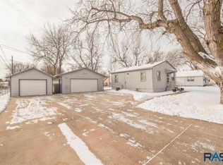 705 E Hermosa Dr, Sioux Falls, SD 57104