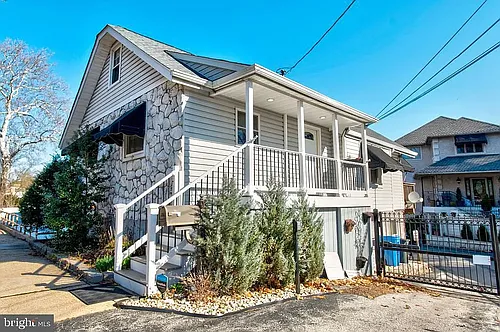 495 Edgewater Ave Photo 1