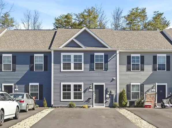 32 Pitch Pine Ct, Bunker Hill, WV 25413