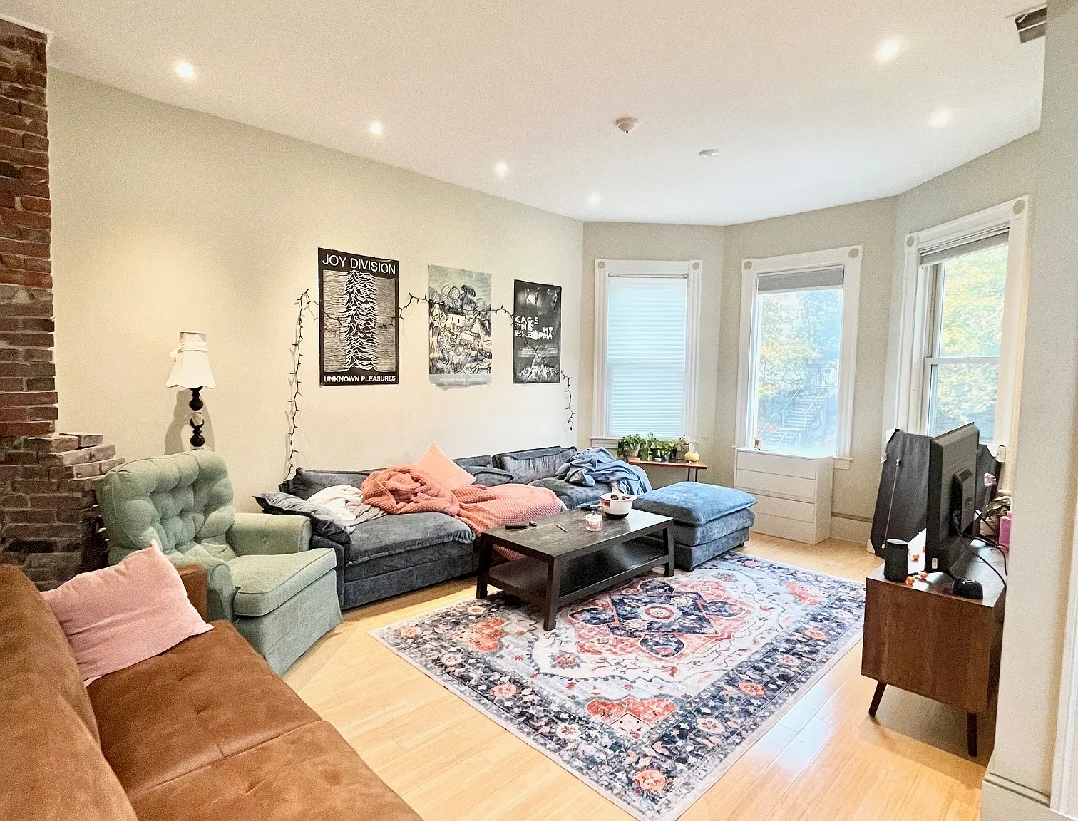 4 bed, 9999 sqft, $6,000 — Photo 1