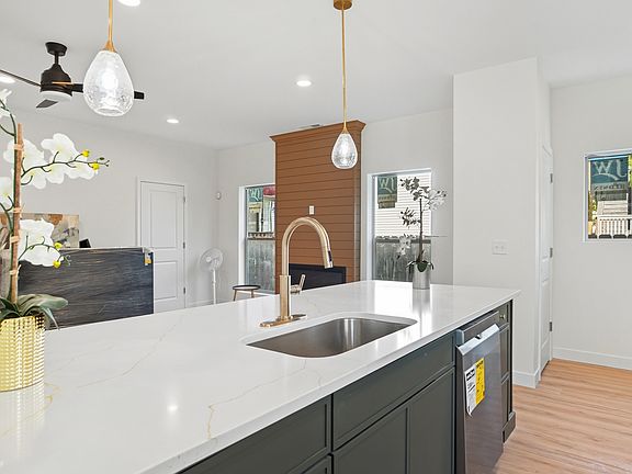 4th image of 412 Saint Clair Ave