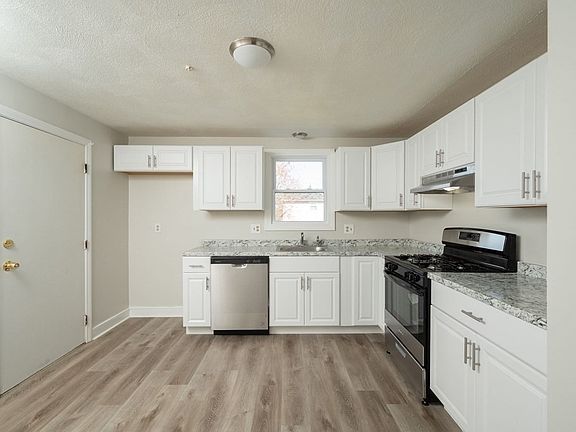 3rd image of 13-15 Kennedy Dr