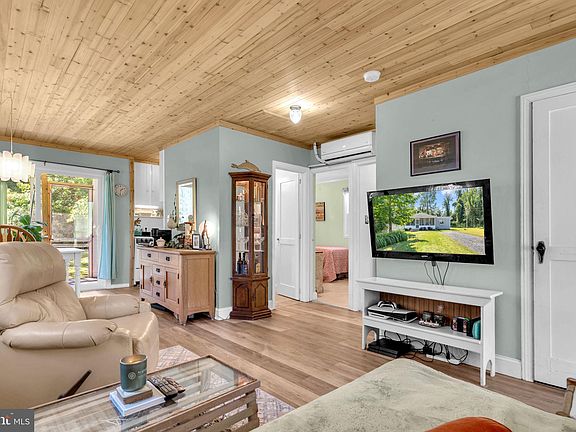 3rd image of 10957 Chesapeake Dr