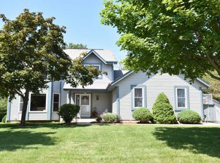 3240 E Carollton Dr, Oak Creek, WI 53154
