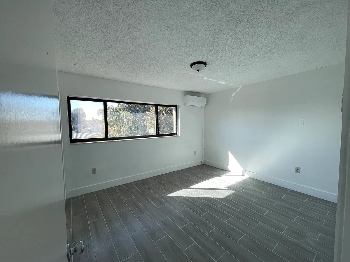 Building Photo - 2430 SW 9th St #15