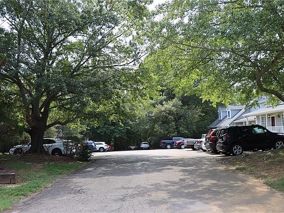 5th image of 208 McGregor Dr