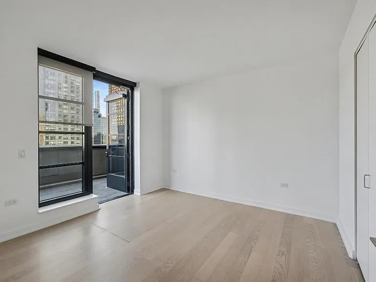 515 W 38th St #H16 — Photo 7