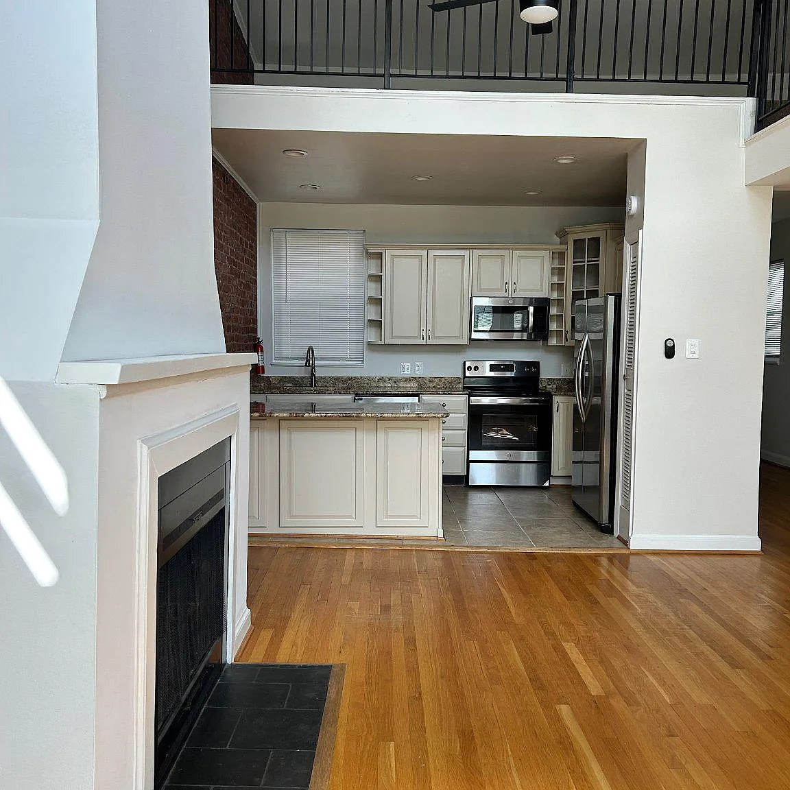 2 bed, 2.0 bath, 1164 sqft, $4,600 — Photo 4