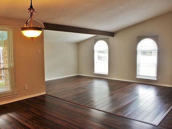 3rd image of 4905 Crawford Dr