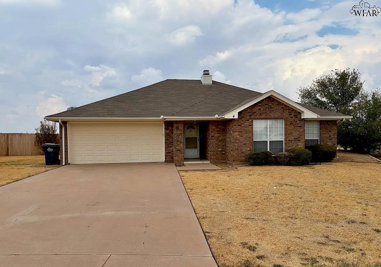 3 bed, 2.0 bath, 1370 sqft, $1,900 — Photo 1
