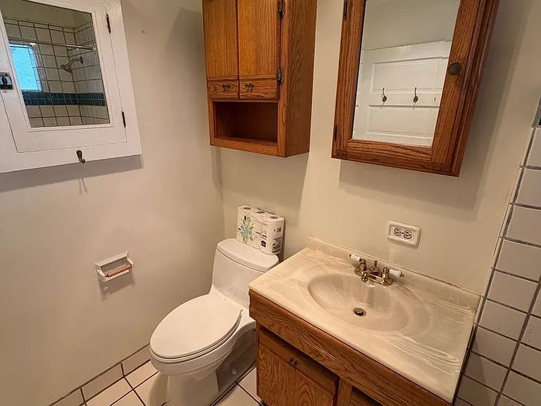 635 E Victoria St — Photo 14