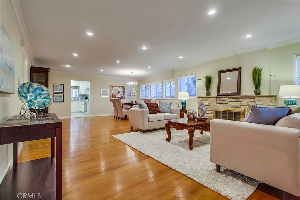 6 bed, 2406 sqft, $7,900 — Photo 1
