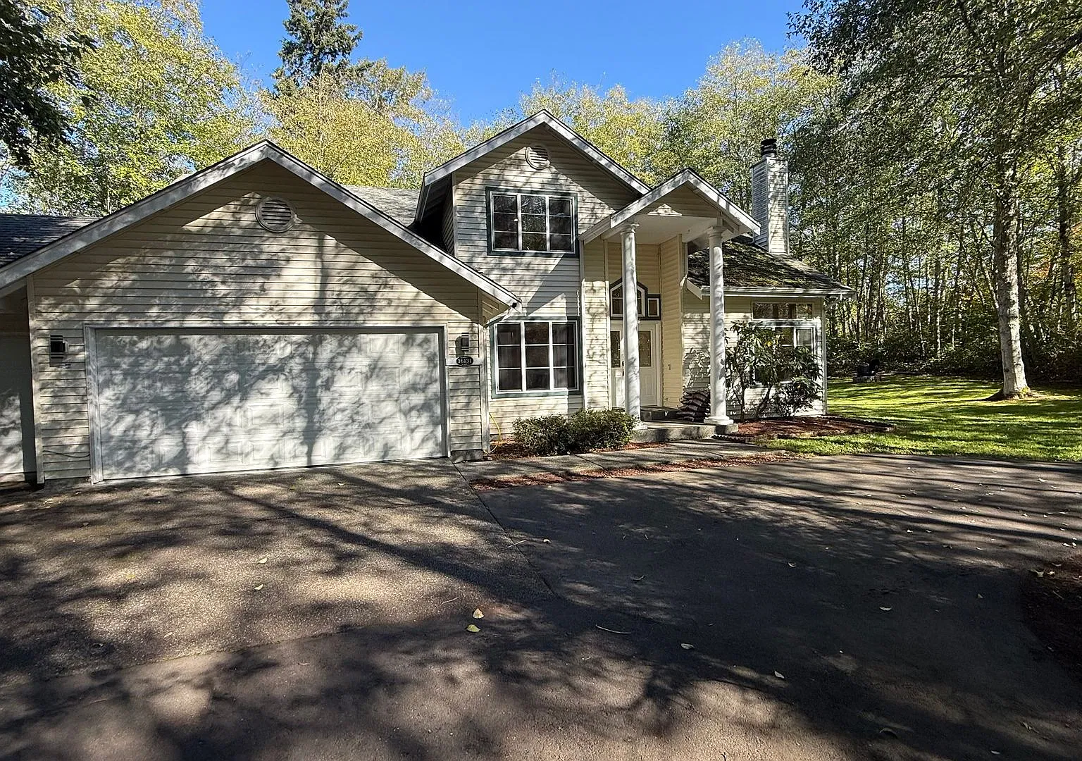 Private 5-Bedroom Home on Spacious, Landscaped Property — Photo 1