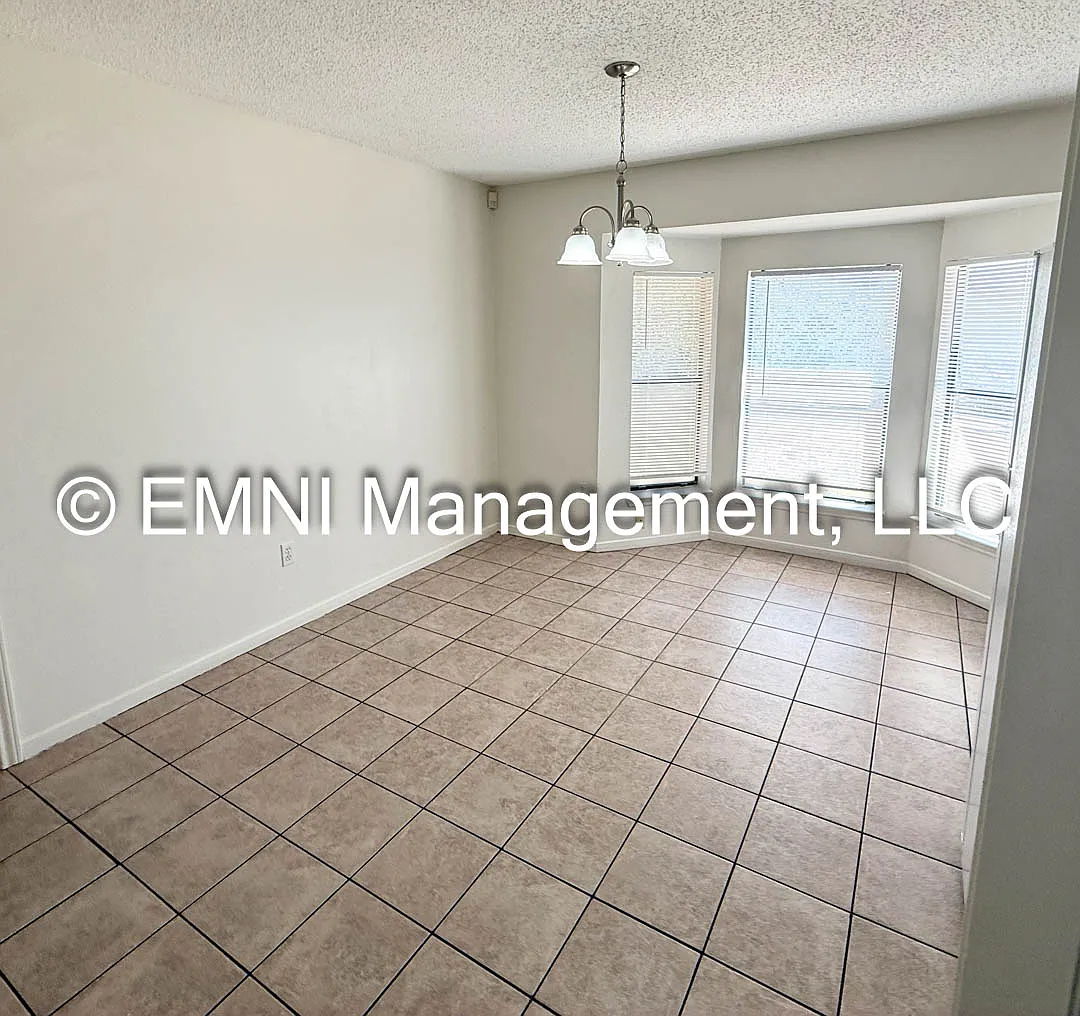 2508 Westcliff Road — Photo 4