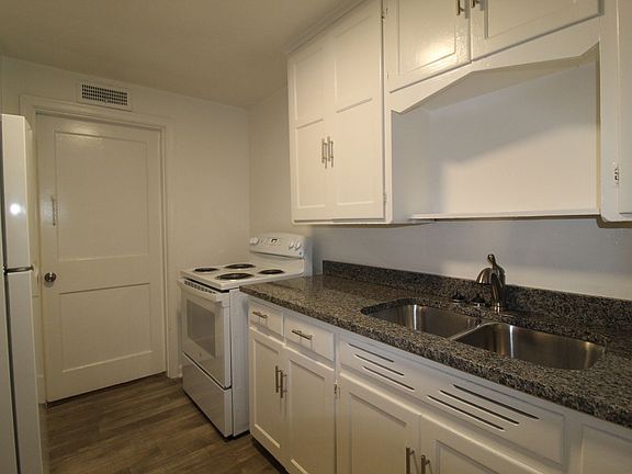 5th image of 4403 S Parkway Dr