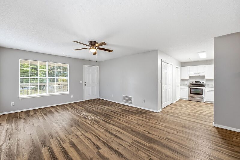1st image of 302 Parkcrest Dr