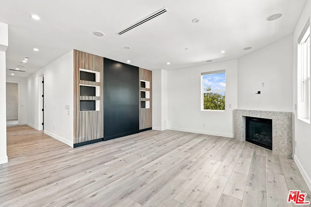 2 bed, 2.5 bath, 1520 sqft, $8,800 — Photo 4
