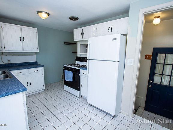5th image of 4046 Hillsdale Ave NE