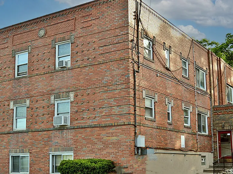 950 Ludlow Ave — Photo 4