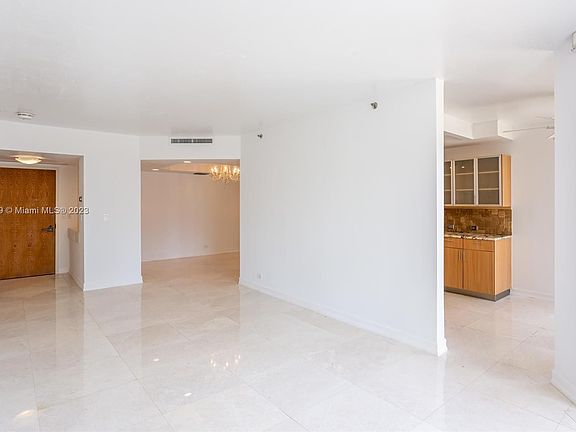 5th image of 20191 E Country Club Dr APT 408