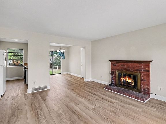 3rd image of 906 Mansfield Dr