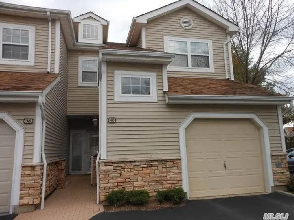156 Carriage Ln, Plainview, NY 11803