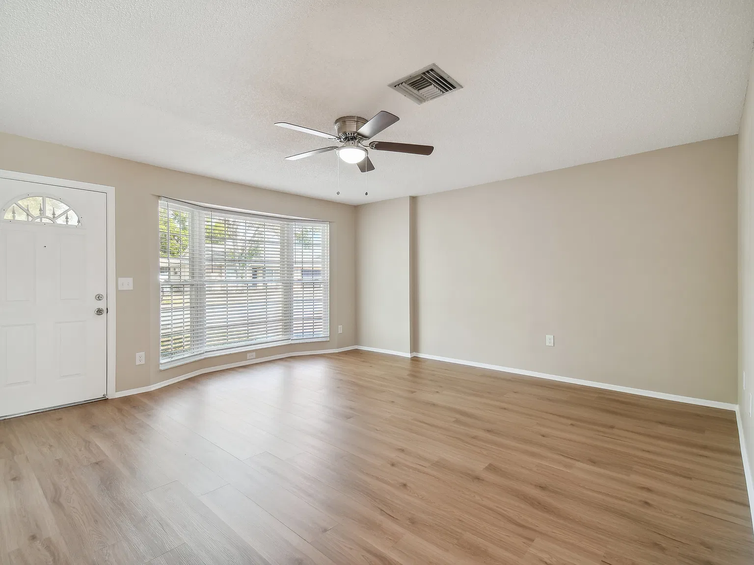 3 bed, 1256 sqft, $1,900 — Photo 4
