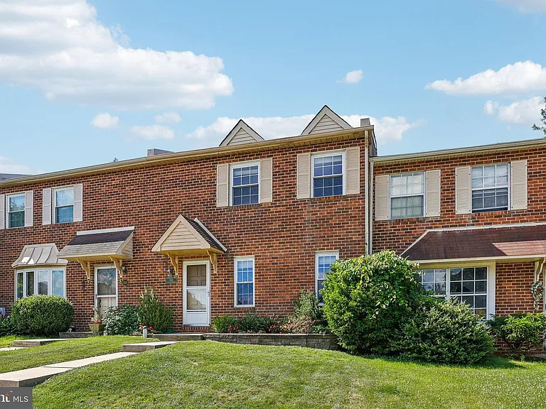 323 Penwyllt Ct — Photo 1