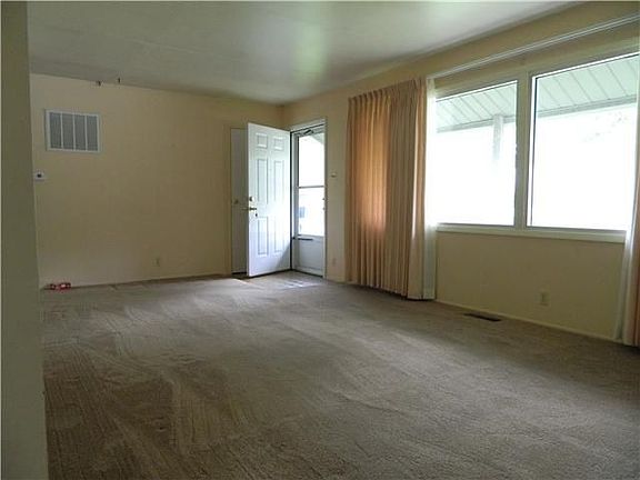 3rd image of 146 Totten Dr