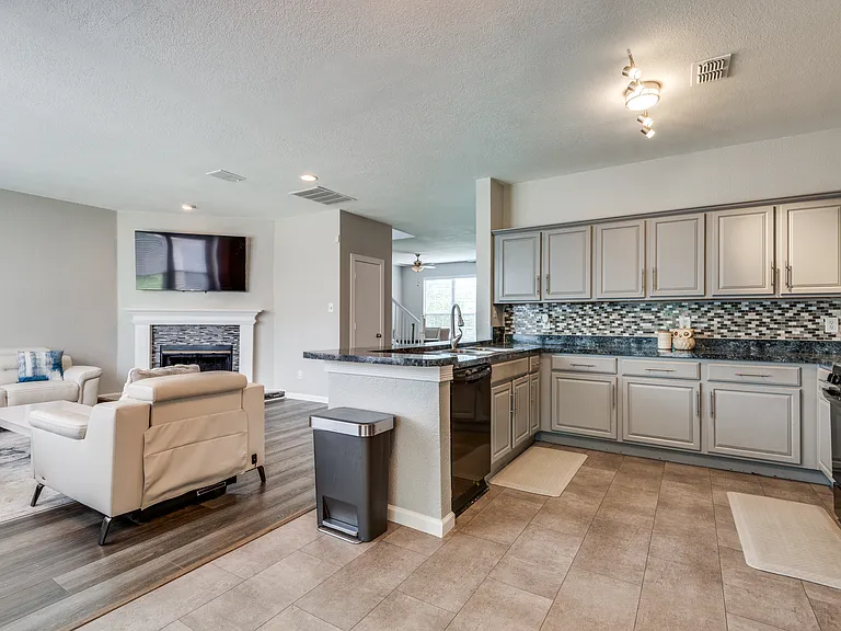 817 Pryor Dr — Photo 13