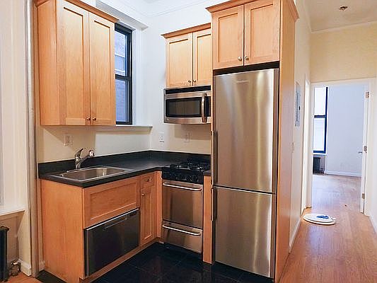 3rd image of 123 E 82nd St #1R